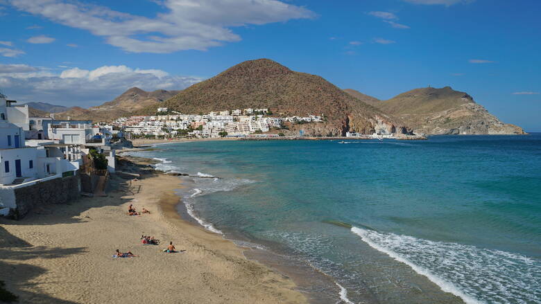 Strand in San Jose am Cabo de Gata Naturpark in Almeria, Andalusien