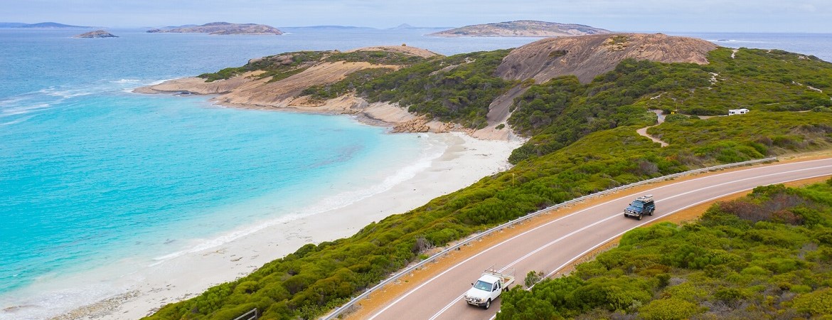 Autos fahren über Küstenstraße in Australien