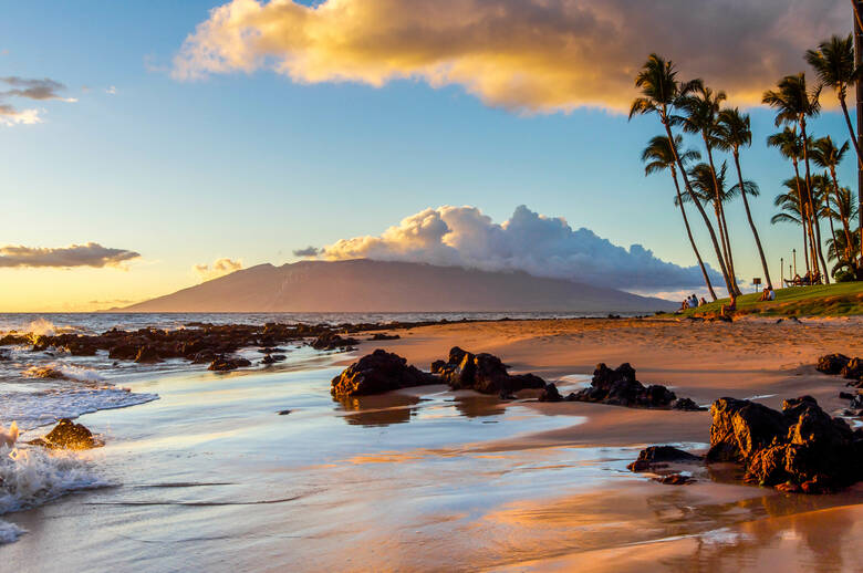 Traumstrand auf Maui (Hawaii) bei Sonnenuntergang