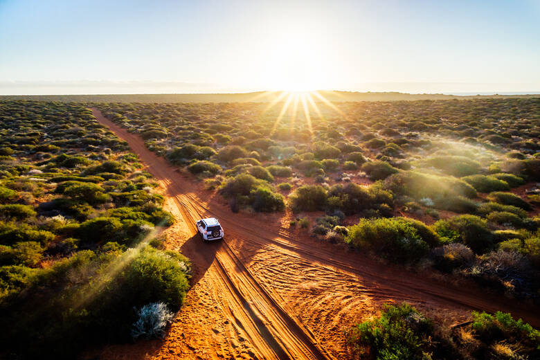 Ein Allradfahrzeug fährt durchs Outback in Australien