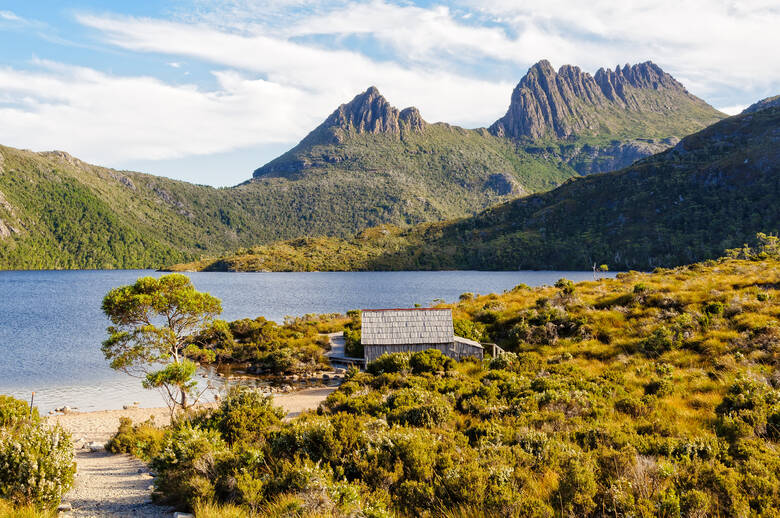 Bootshütte vor dem Cradle Mountain im australischen Tasmanien