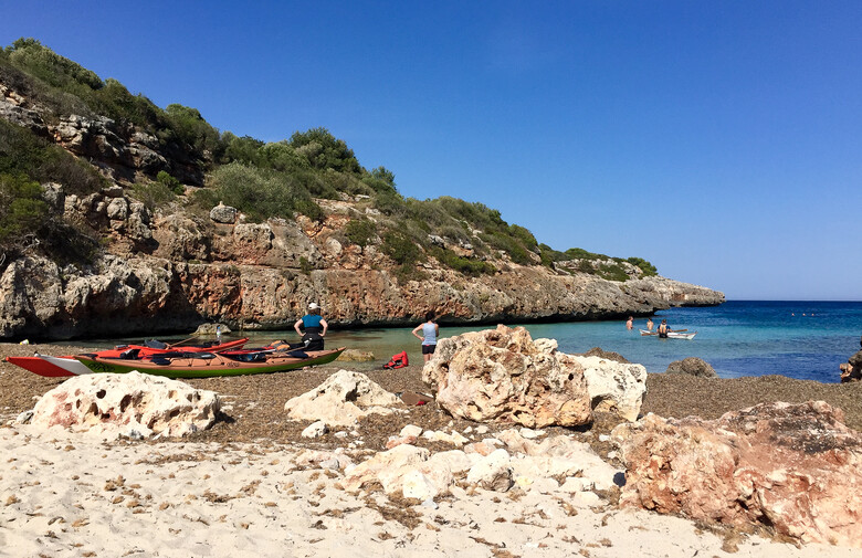 Ein paar Menschen baden in der Cala Brafi auf Mallorca