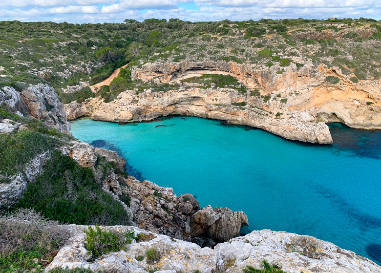 Blick auf die Bucht Cala Marmols auf Mallorca