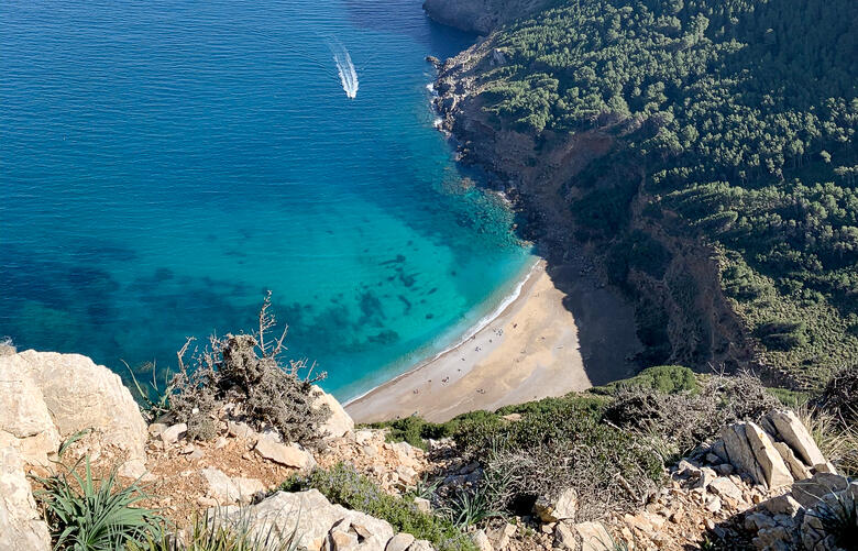 Blick auf die Bucht Coll Baix von oben