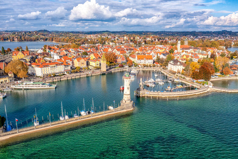 Blick auf Friedrichshafen am Bodensee mit Segelbooten