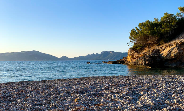 Blick von der Bucht S'Illot aufs Meer