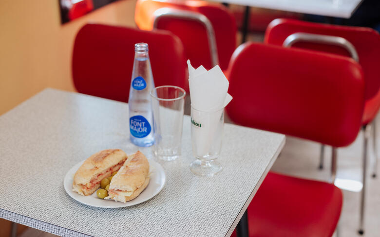 Belegtes Brot und Wasser auf einem Tisch in der Bar Isleno auf Mallorca