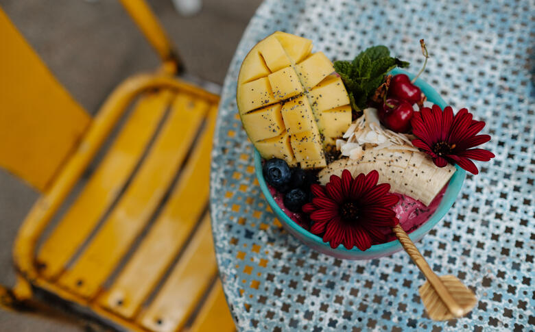 Bowl mit Obst und Blumen auf einem Tisch bei Mama Carmens auf Mallorca