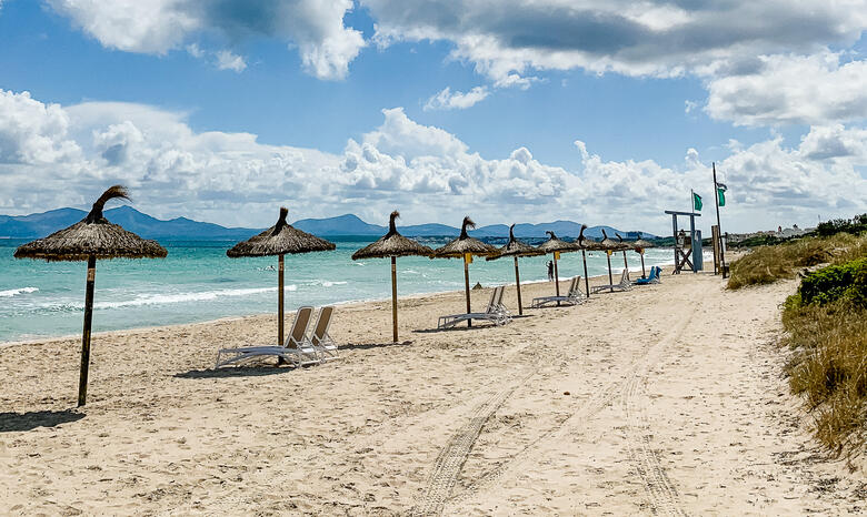 Sonnenschirme am Strand Playa de Muro auf Mallorca