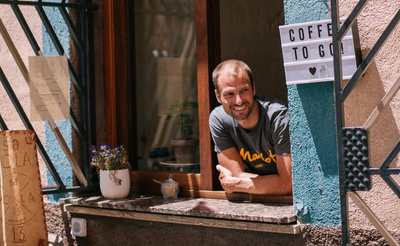 Jan Eric Blickt aus dem Fenster des Cafés Sa Mola auf Mallorca