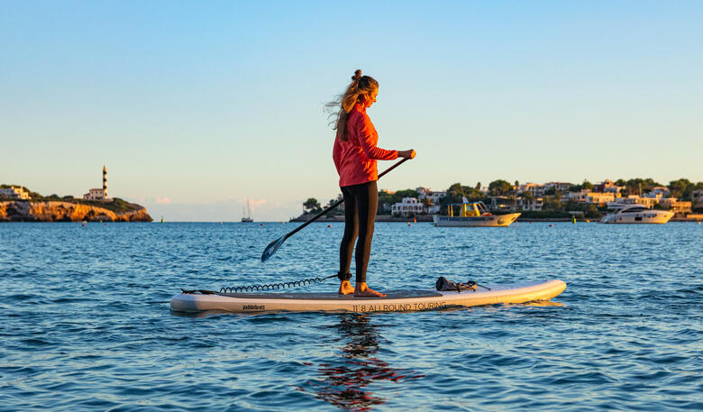 Frau auf einem Stand-Up-Paddle-Board auf dem Wasser