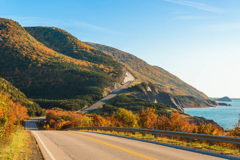 Panoramastraße in Nova Scotia mit Blick auf die Berge und das Meer