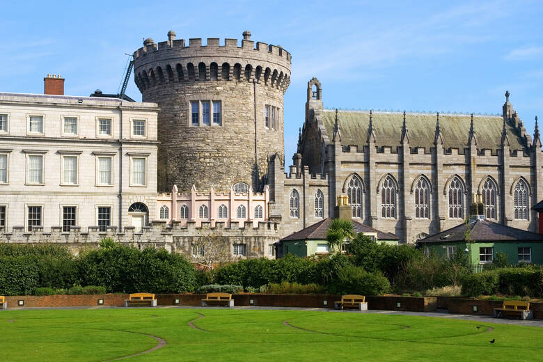 Das Dublin Castle mit angrenzender Grünfläche