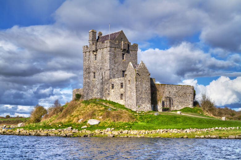 Direkt am Wasser steht das Dunguaire Castle