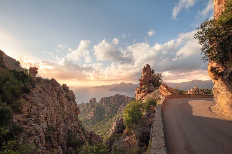 Straße auf Korsika mit Bergen und Blick aufs Meer