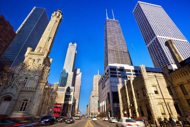 Magnificent Mile in Chicago umgeben von Wolkenkratzern