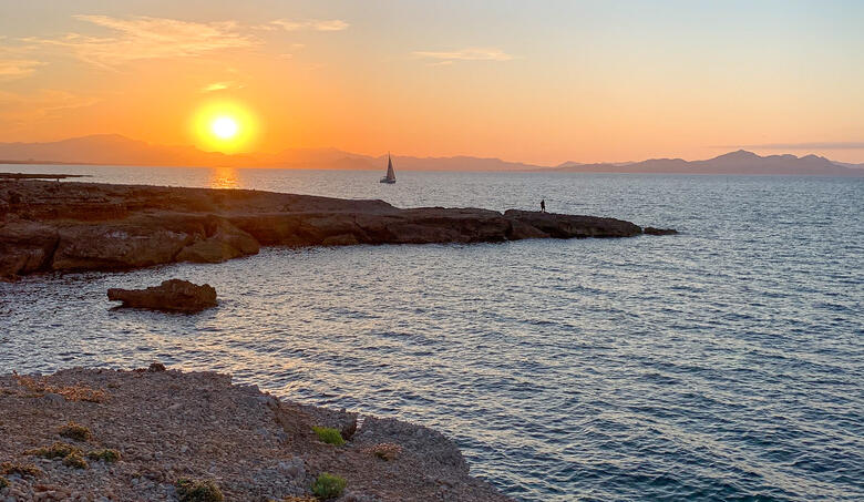 Romantischer Sonnenuntergang über dem Meer auf Mallorca