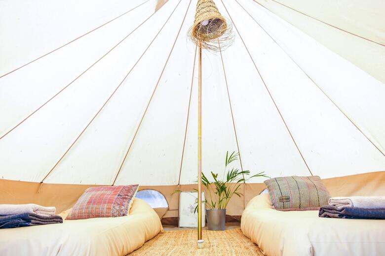 Zwei Betten in einem hellen Zelt von The Glamping auf Mallorca