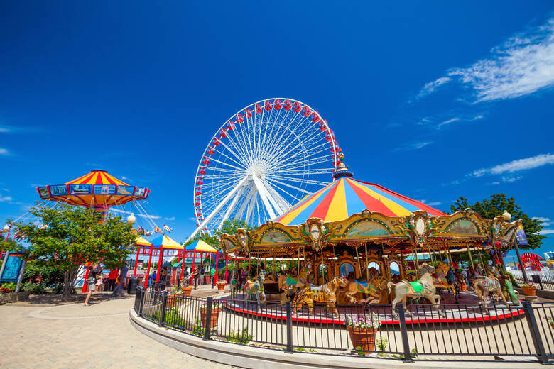 Riesenrad und Karussells am Navy Pier in Chicago