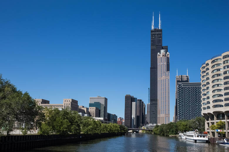 Blick vom Fluss auf Willis Tower in Chicago