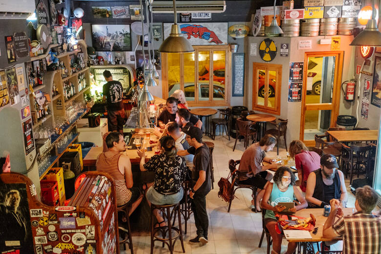 Menschen in einer lokalen Bar auf Mallorca
