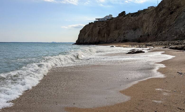 Die Bucht Bol Nou in der Nähe von Alicante 