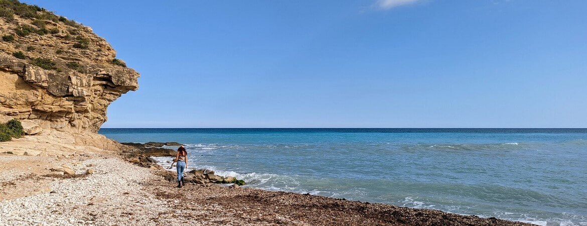 Frau macht einen Strandspaziergang in Spanien