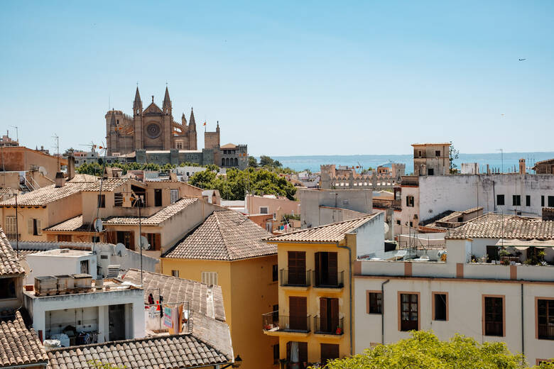 Blick über Palma de Mallorca bis zum Meer