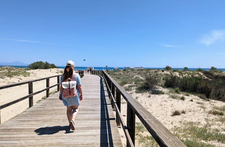 Holzsteg über die Dünen auf einem Strand bei Alicante 