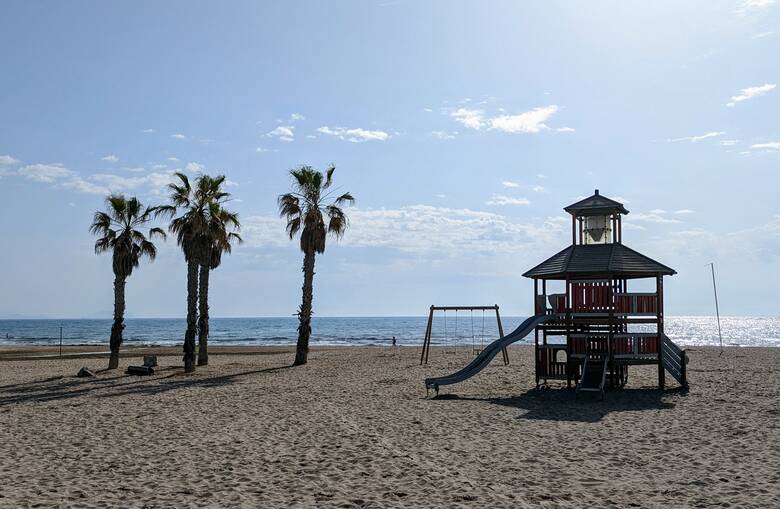 Palmen und Spielbereich am Strand von Alicante