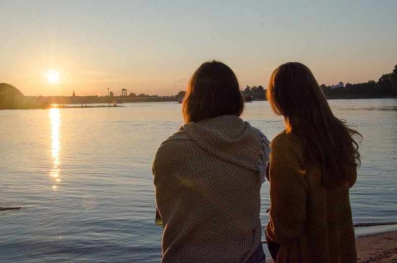 Zwei Personen schauen sich den Sonnenuntergang in Köln an