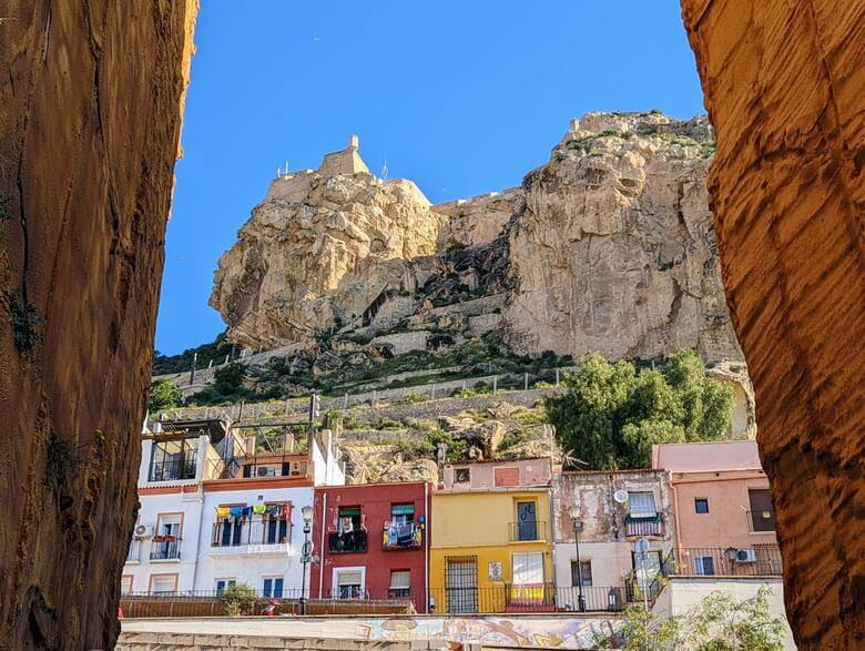 Burg thront über der Altstadt von Alicante