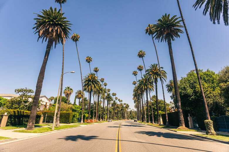Straße durch Beverly Hills in Los Angeles
