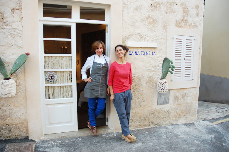 Die Schwestern Maria und Teresa Solivella stehen vor ihrem Restaurant Ca Na Toneta
