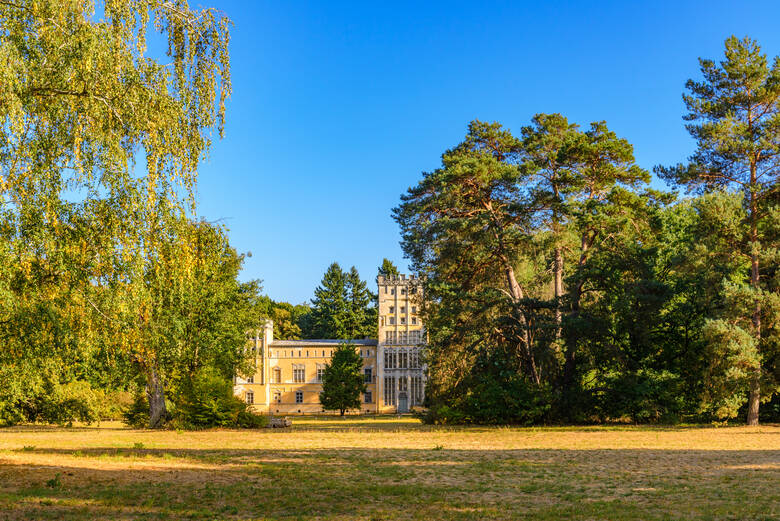 Das Kavaliershaus auf der Berliner Pfaueninsel im Herbst