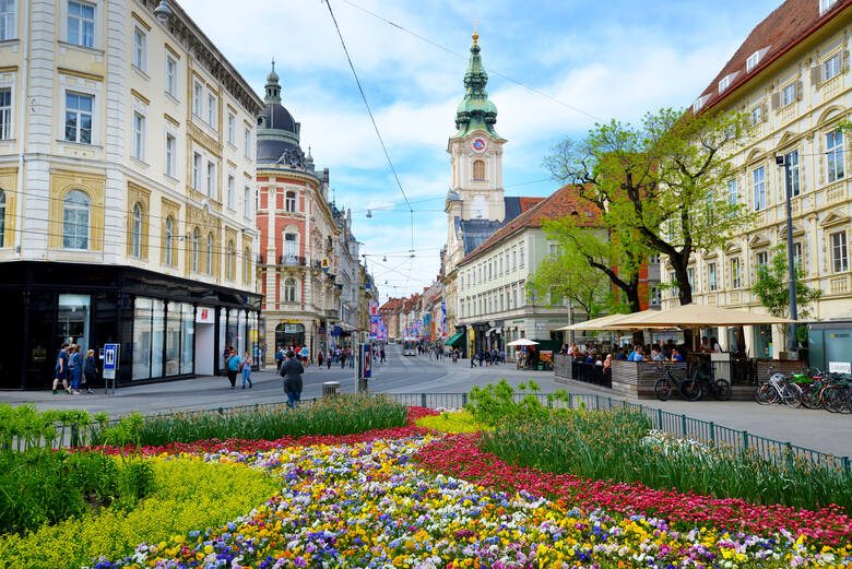 Altbauten und Blumen in der Innenstadt von Graz