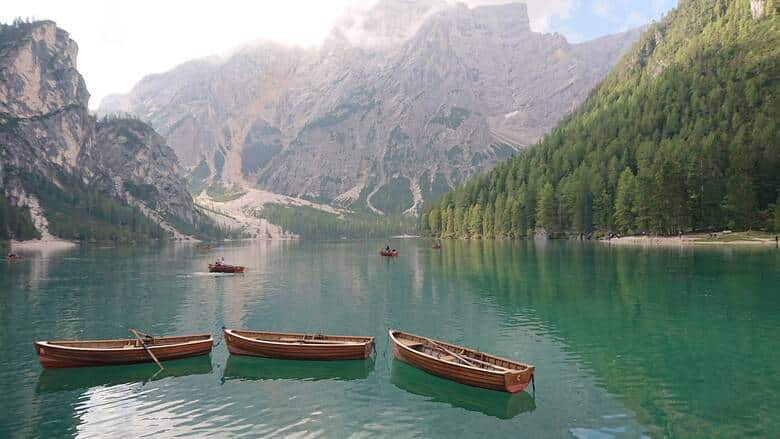 Boote auf dem Pragser Wildsee in Südtirol
