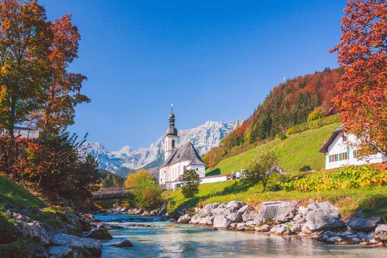 Herbstliche Landschaft mit Kirche in Berchtesgaden