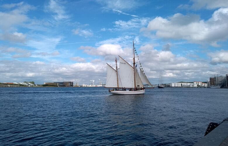 Ein kleines Segelschiff im Hafen von Aalborg