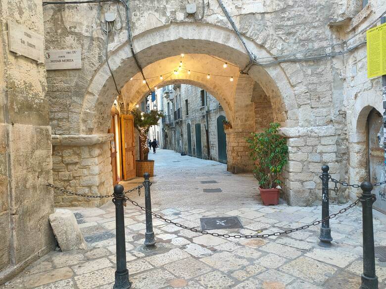 Altstadtgasse in Bari in Italien