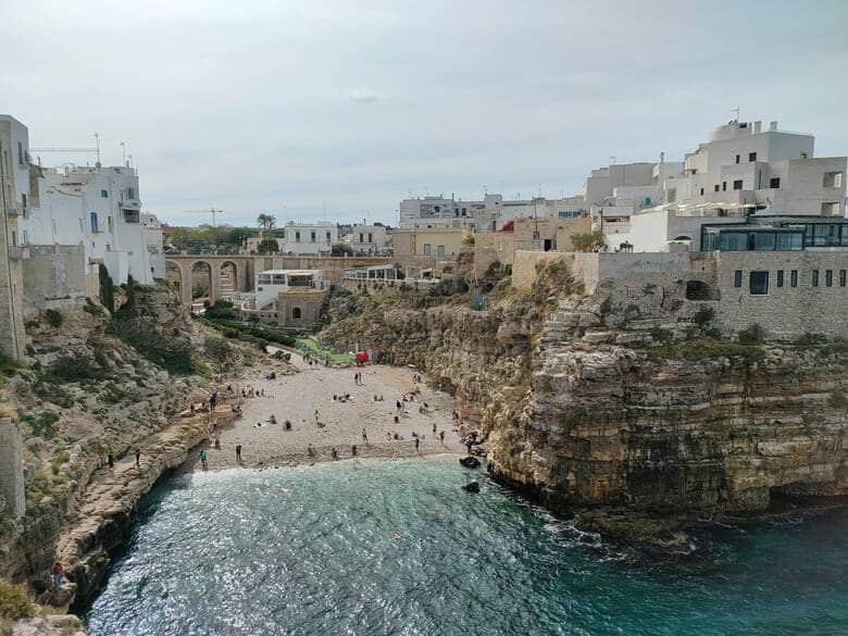 Blick auf Bucht mit Strand in Polignano a Mare