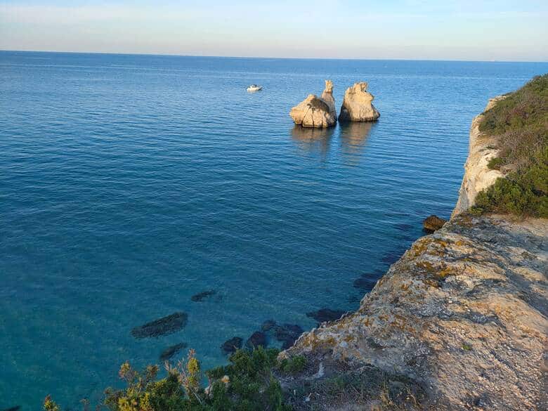 Felsen im Meer bei Torrel dell'Orso