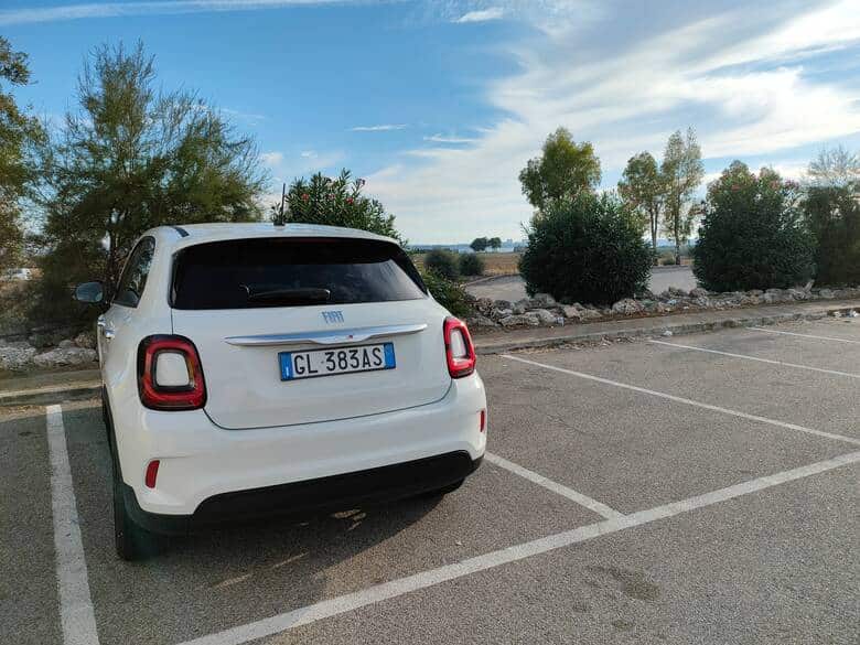 Fiat 500 auf einem Parkplatz in Italien