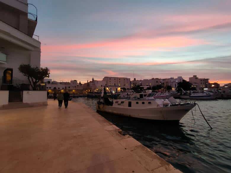 Sonnenuntergang über dem Hafen der Stadt Monopoli