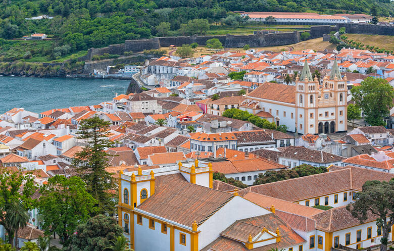 Die Stadt Angra do Heroismo auf der Azoreninsel Terceira