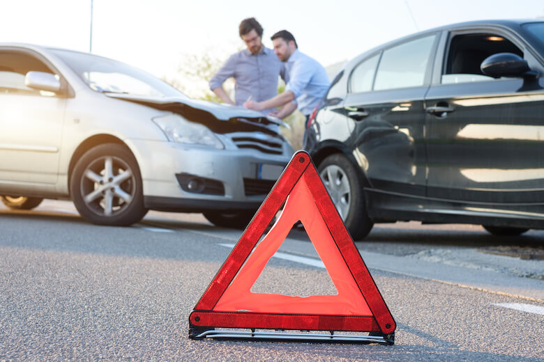 Elektroauto mieten - Autounfall mit zwei Autos.