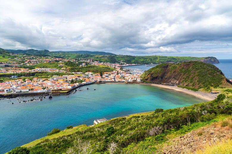Blick auf die Stadt Horta und Strand auf den Azoren