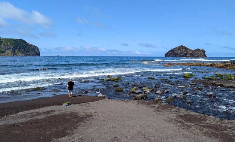 Kind am Strand von Mosteiros