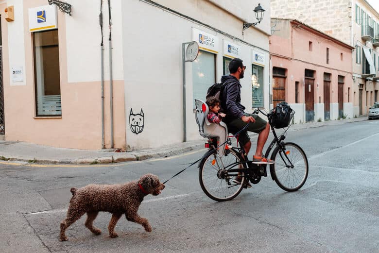 Familie mit Fahrrad und Hund