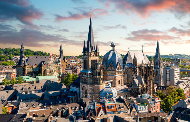 Der Aachener Dom und das Rathaus bei Sonnenuntergang